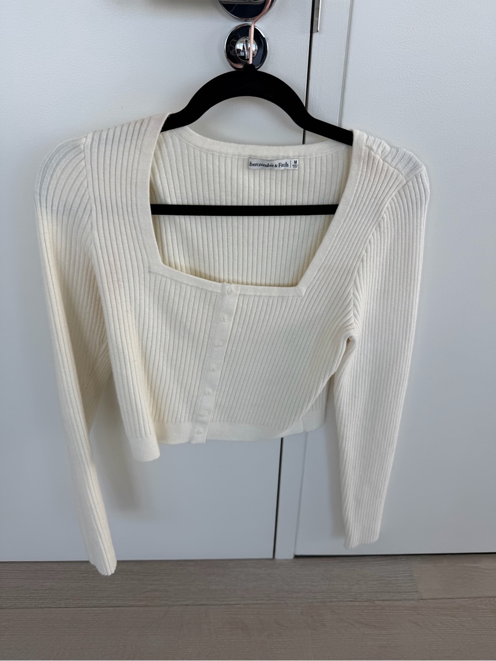 Abercrombie & Fitch Off-White Ribbed Buttoned Cropped Cardigan